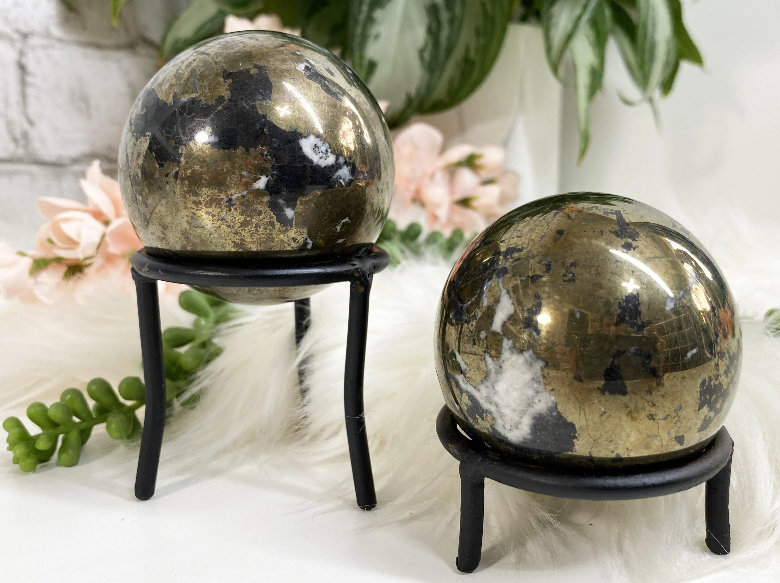 Black Metal Sphere Stand